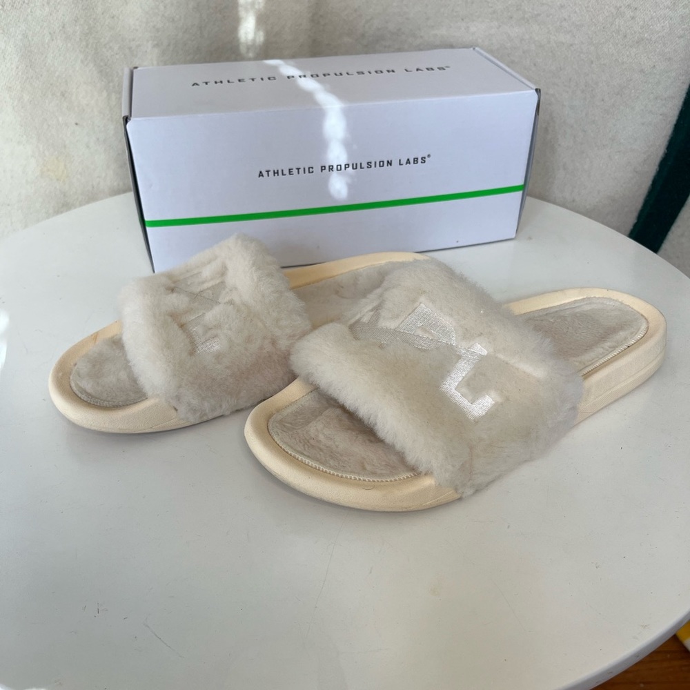 APL ATHLETIC PROPULSION LABS Size 38 shearling slide
